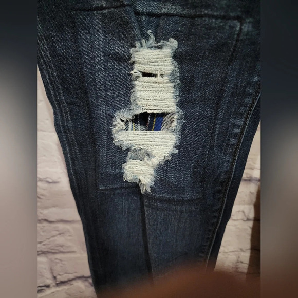 Sneak Peak distressed jeans with peek a boo patchwork detailing Size 9 - Picture 4 of 10